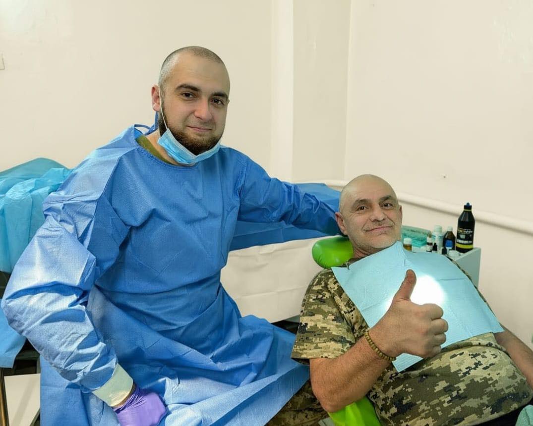 Павло "Скелет" із побратимом у стоматкабінеті