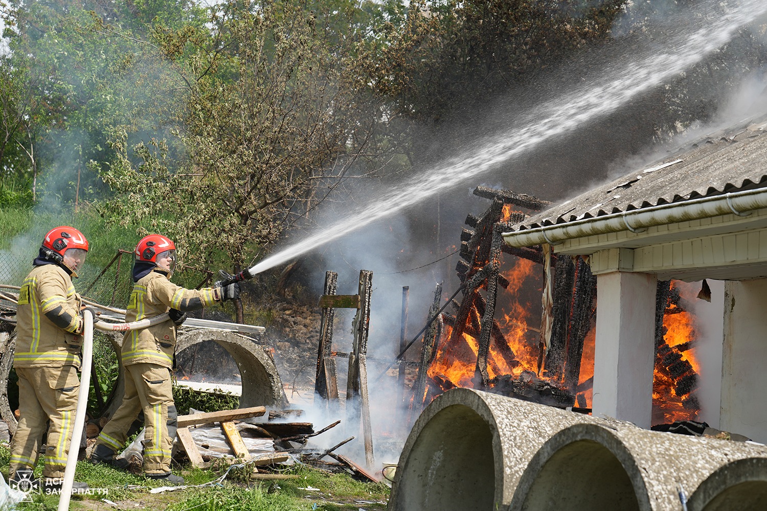 ДНСники під час гасіння пожежі сьогодні в Ужгороді 